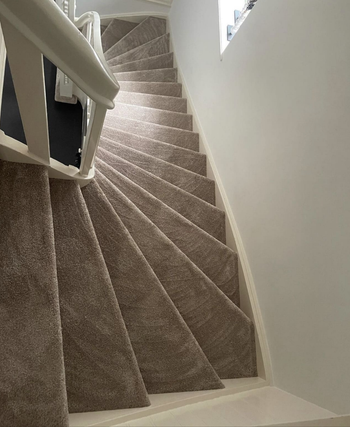 ACTIE ! Trappen gelegd met tapijt