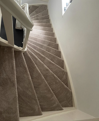 ACTIE ! Trappen gelegd met tapijt